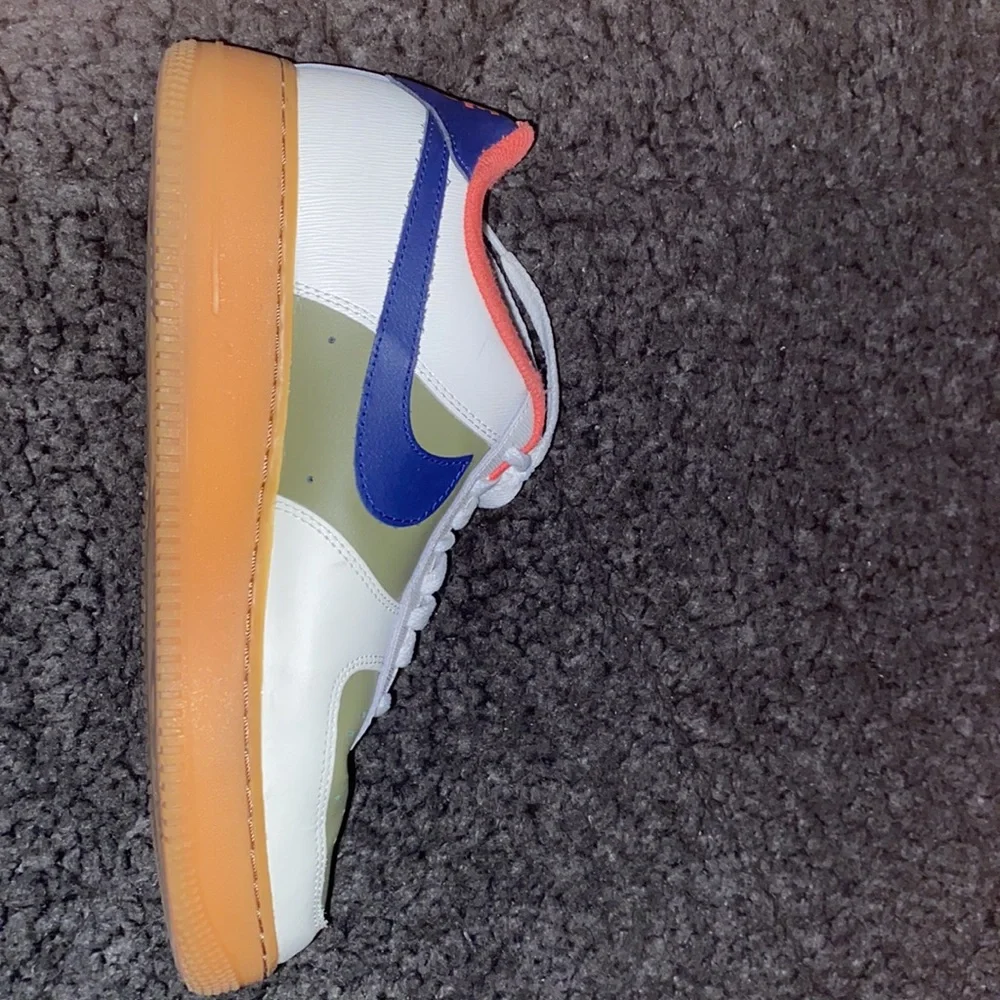 NIKE AIR FORCES GREEN AND WHITE WITH RED TRIM. - Picture 2 of 3